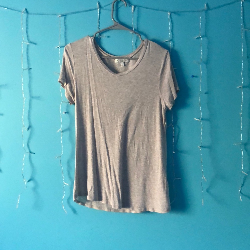 slightly V-neck T-shirt